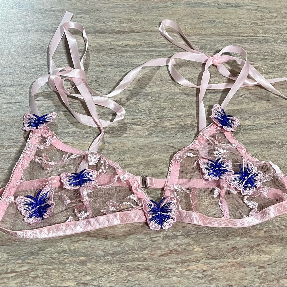Lingerie set with embossed flowers with ribbons. - Picture 9 of 9